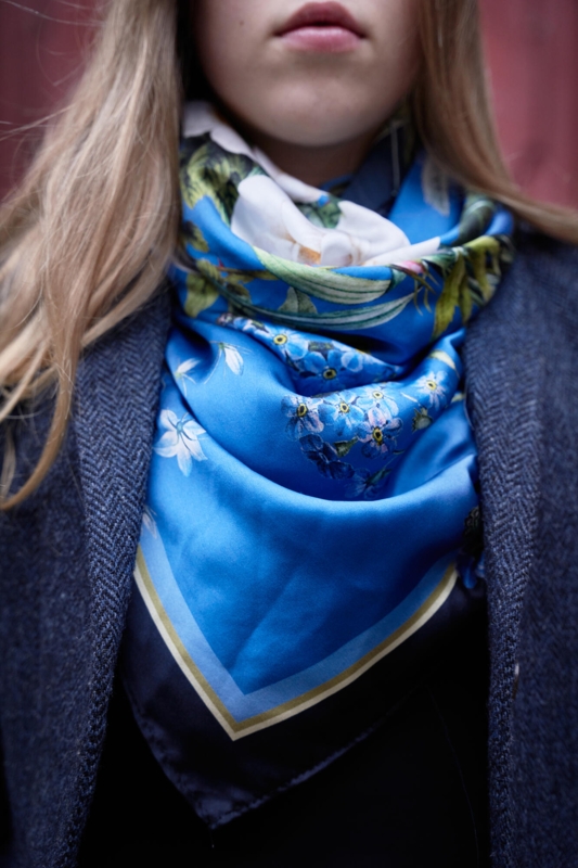 SILK SCARF - Blue Flower Garden JL - Bright blue 90 cm